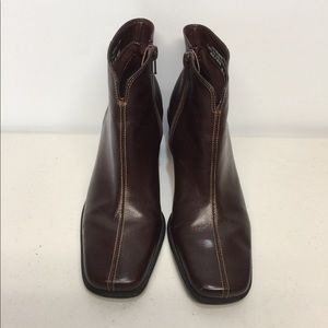 Bass brown leather size 5.5 booties
